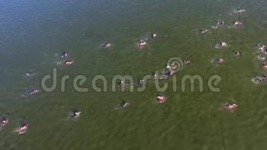 运动员在水上竞渡深绿色河流时的空中飞行
